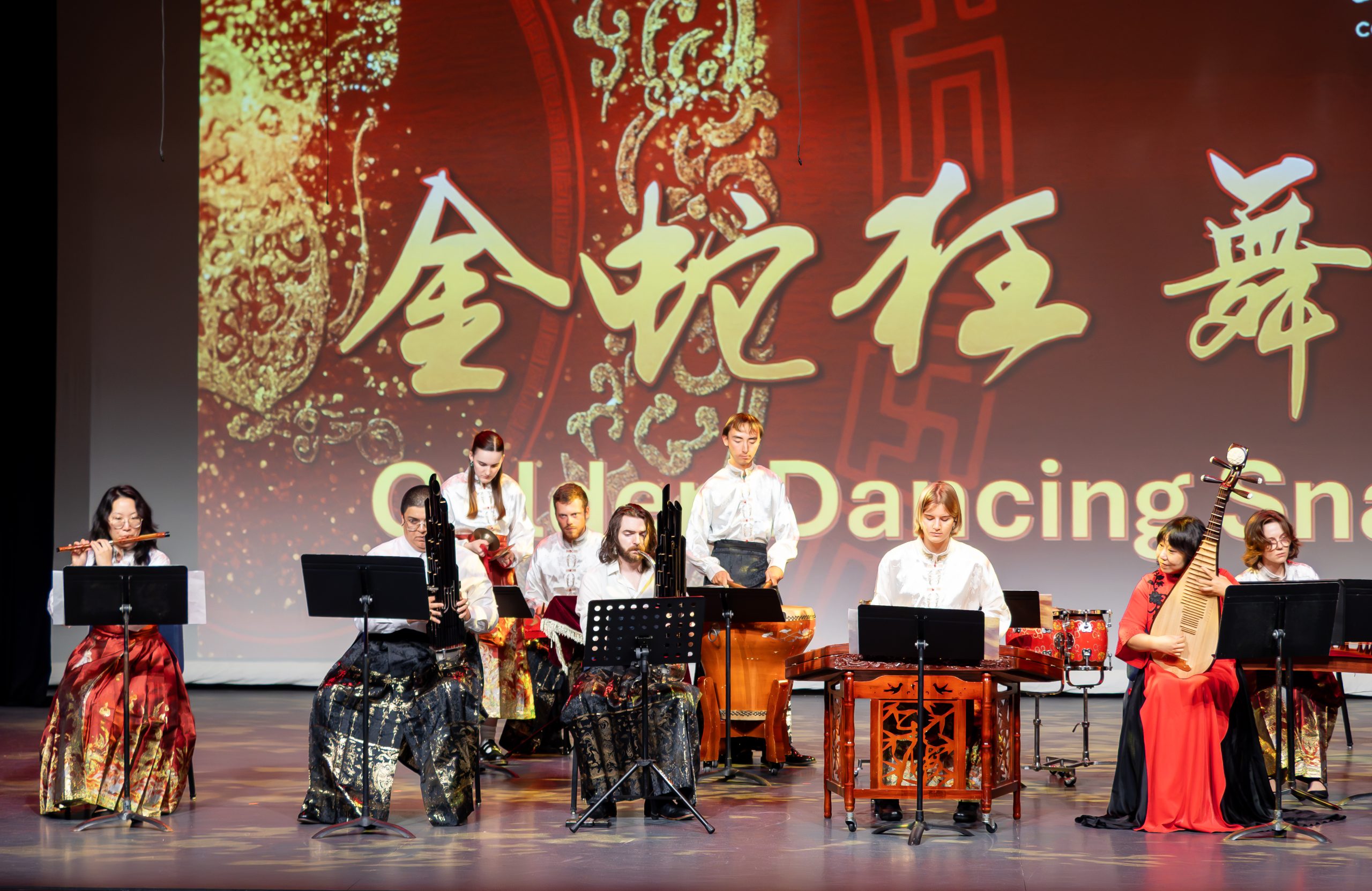 Young artists participating in an IAMA program