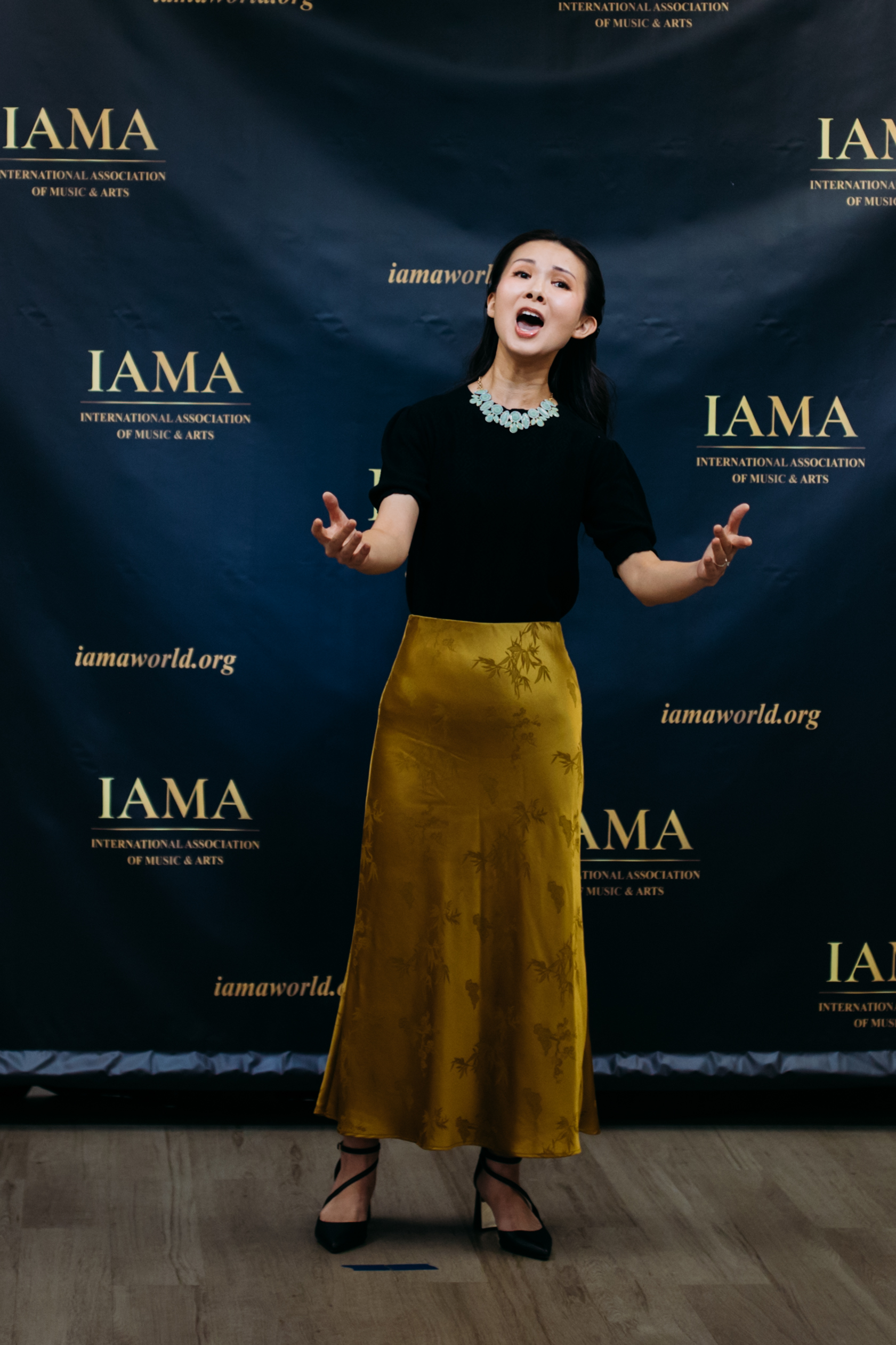 Competition singer presenting a live solo performance