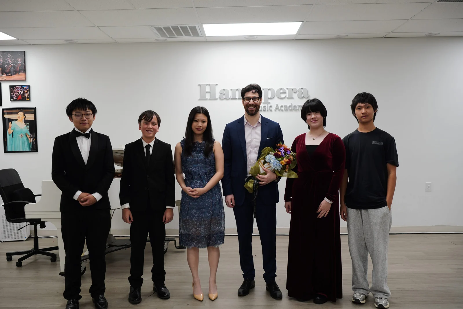 Dr. Mark Tempesta with the five participating singers at the IAMA and HanOpera vocal masterclass.